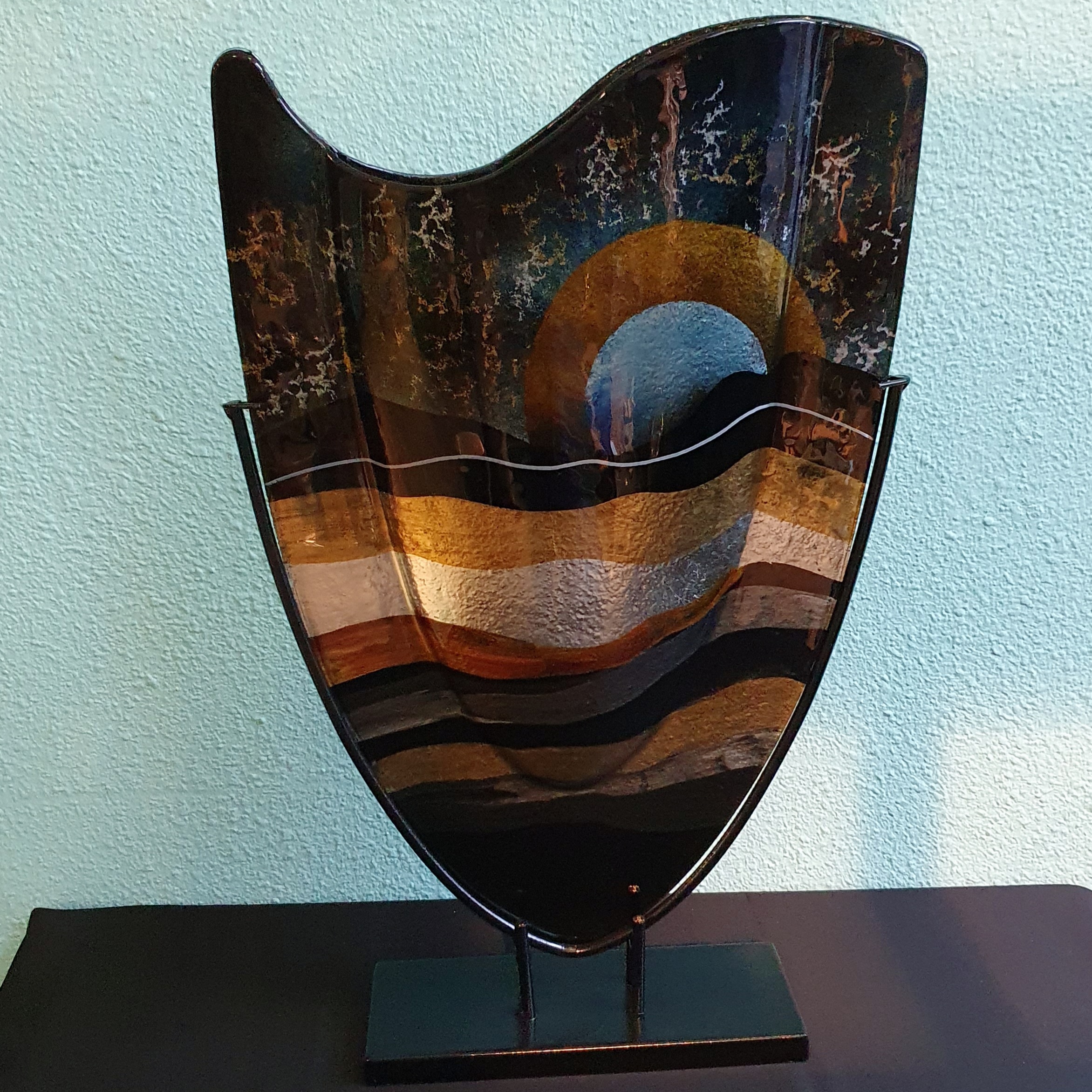gat Uitgaan van Varen Glaskunst hoge vaas van gekleurd glas op een metalen voet "Zonsondergang" -  Bijzondergemaakt