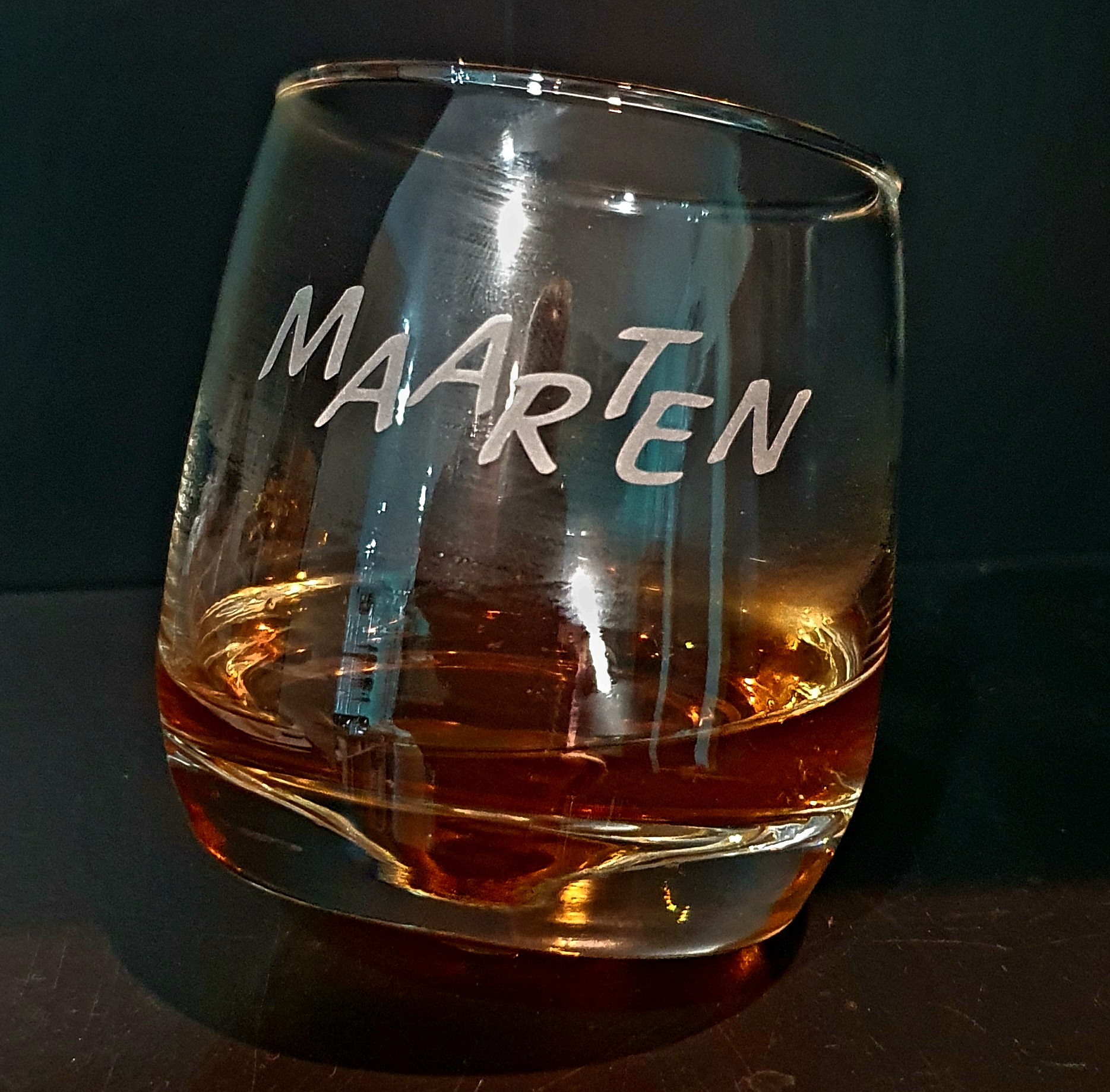 Dertig Dialoog Materialisme Whiskyglas met een ronde bodem en naam - Bijzondergemaakt